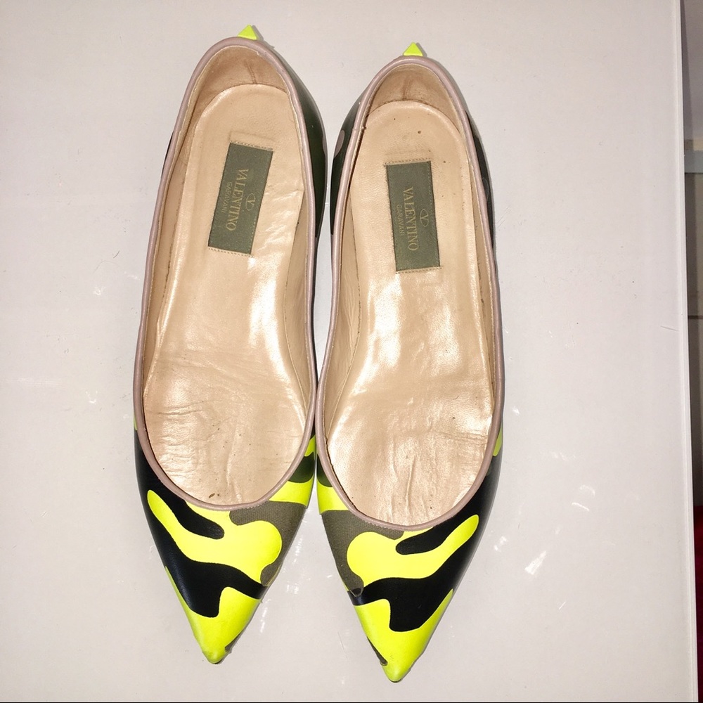 Valentino Camouflage Pointed-Toe Flats - Picture 2 of 8
